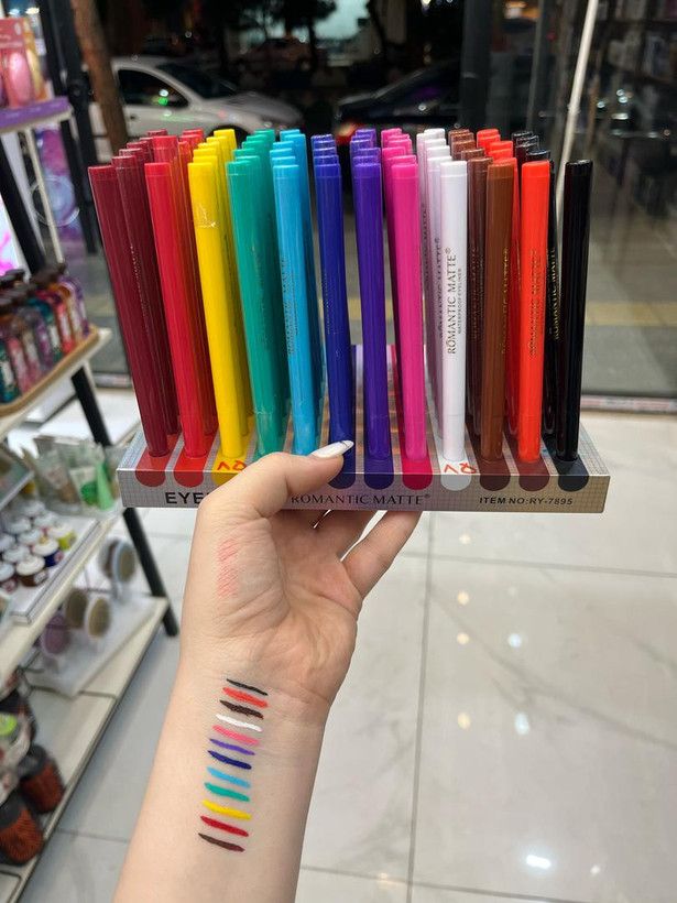 خط چشم رنگی ماژیکی